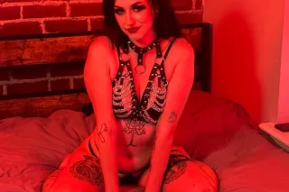 🖤 Tattooed Alt Beauty – Moving... - Image 3