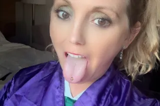 NAUGHTY MILF READY TO ENTERTAIN. - Image 2